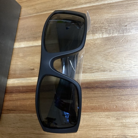 NEW Oakley Fuel Cell Sunglasses Matte Black Frame Grey Polarized Lens 9096-05 - Picture 11 of 12